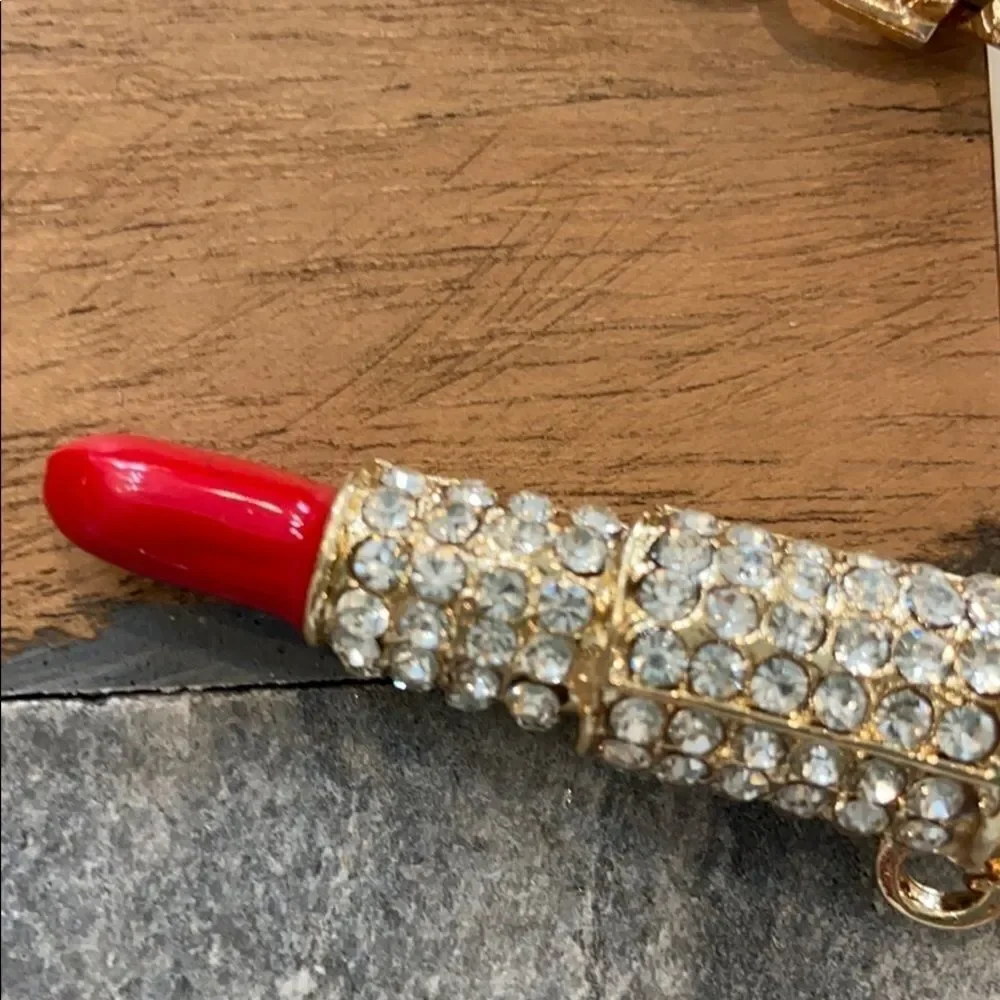 ‎Cute lipstick and rhinestone key chain